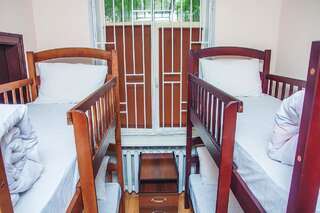 Хостелы Globus Hostel Киев Кровать в общем 4-местном номере для мужчин и женщин-4
