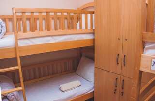 Хостелы Globus Hostel Киев Кровать в общем 6-местном номере для мужчин-4