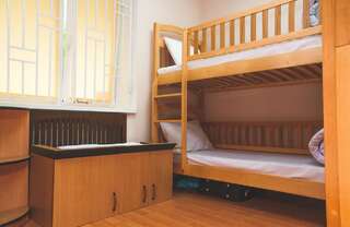 Хостелы Globus Hostel Киев Кровать в общем 8-местном номере для мужчин и женщин-3