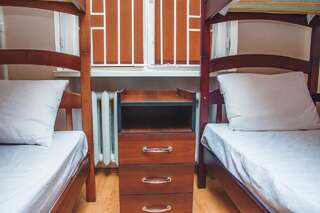 Хостелы Globus Hostel Киев Кровать в общем 4-местном номере для мужчин и женщин-1