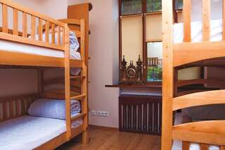 Хостелы Globus Hostel Киев Кровать в общем 6-местном номере для женщин-1