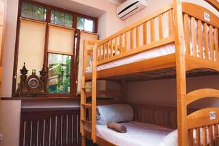 Хостелы Globus Hostel Киев Кровать в общем 6-местном номере для женщин-2