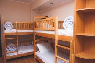 Хостелы Globus Hostel Киев Кровать в общем 6-местном номере для женщин-3