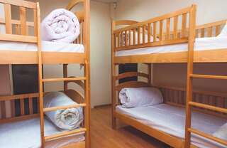 Хостелы Globus Hostel Киев Кровать в общем 8-местном номере для мужчин и женщин-2